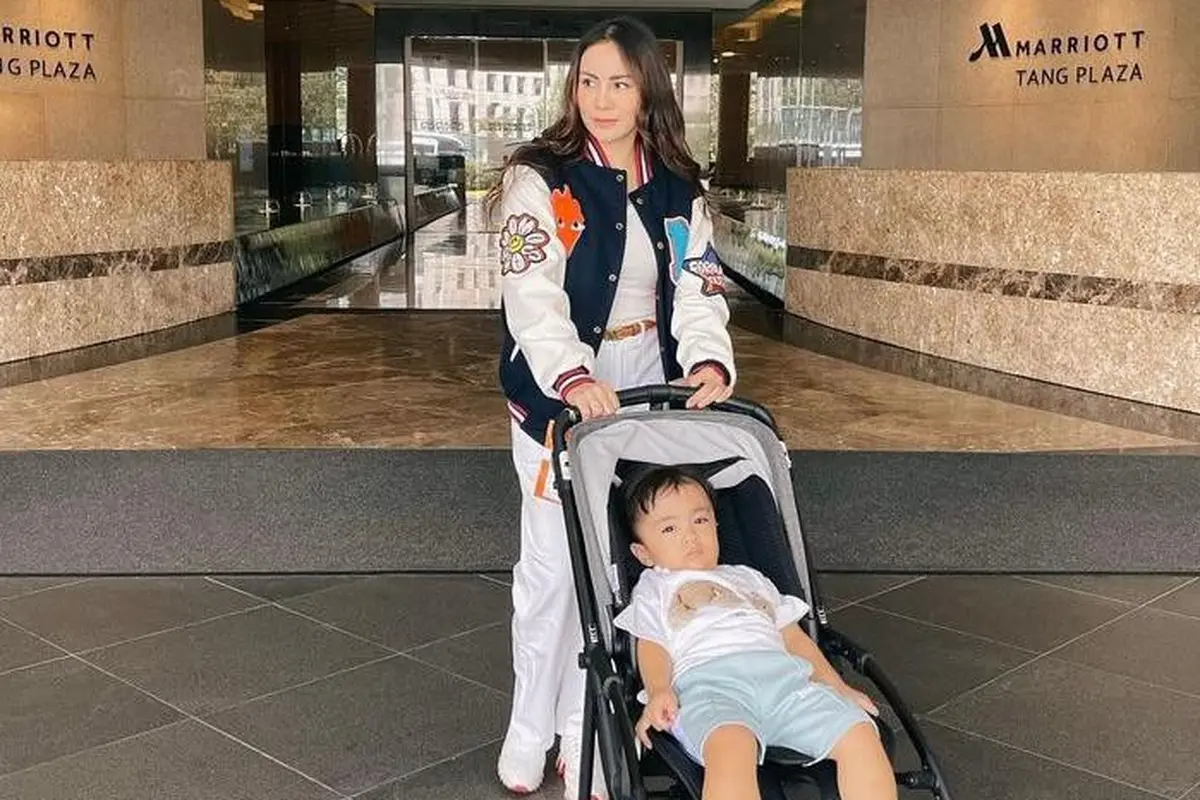 6 Gaya Kece Momo Geisha Liburan Sambil Momong Anak
