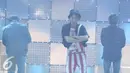 Boy band SHINee menghibur penggemarnya saat konser bertajuk "SHINee World V in Jakarta" di kawasan Kemayoran, Jakarta, Sabtu (12/11). SHINee tampil dengan membawakan 30 lagu dan album baru mereka 1 of 1. (Liputan6.com/Herman Zakharia)