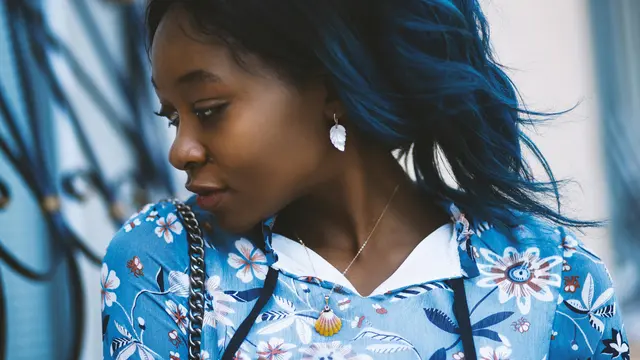 Anting teardrop untuk bentuk wajah oval