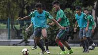 Pemain Timnas Indonesia, Zulfiandi, berusaha melewati Nur Hardianto saat latihan di Lapangan ABC Senayan, Jakarta, Jumat (19/1/2018). Pemusatan latihan ini dilakukan jelang Asian Games 2018. (Bola.com/Vitalis Yogi Trisna)