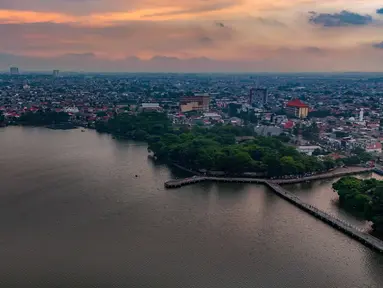 Foto udara memperlihatkan area Situ Cipondoh di Kota Tangerang, Banten, yang tetap berfungsi sebagai kawasan konservasi air sekaligus destinasi rekreasi warga, Rabu (14/4/2026). Berlokasi di Jalan KH Hasyim Ashari, Situ Cipondoh dibangun pada sekitar 1930-an pada masa pemerintahan kolonial Belanda sebagai danau buatan dengan fungsi utama mendukung kebutuhan masyarakat. (merdeka.com/Arie Basuki)