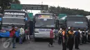Tampak aktivitas padat menjelang lebaran di terminal Pulogadung, Jakarta, Jumat (10/7/15). Pada H -7, terminal Polugadung tercatat memberangkatkan sebanyak 521 penumpang dan bus yang diberangkatkan sekitar 118 bus. (Liputan6.com/Herman Zakharia)