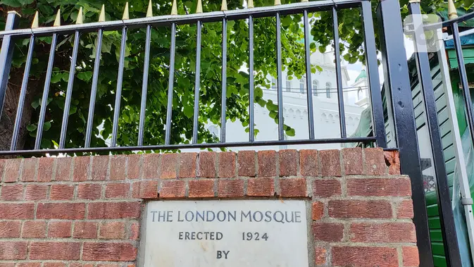 <p>Status Al Fazl Mosque sebagai bangunan masjid tertua di London tak tergoyahkan meski seorang pemandu wisata, Abdul Maalik Tailor menemukan bukti keberadaan tempat ibadah lainnya yang ada pada tahun 1895 (/Elin Yunita Kristanti).</p>