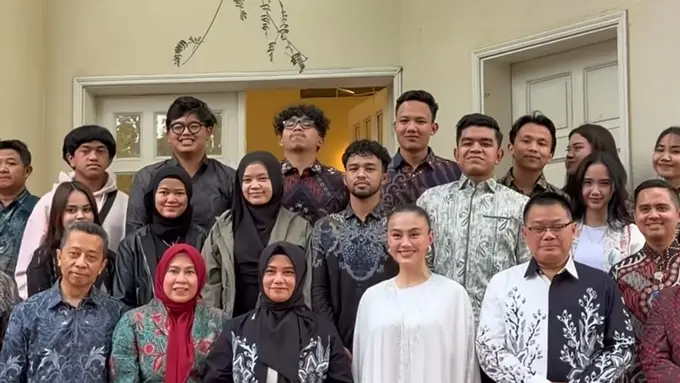 Agnez Mo saat Buka Puasa Bersama Kedutaan Besar Indonesia di Dubai. [@agnezmo]