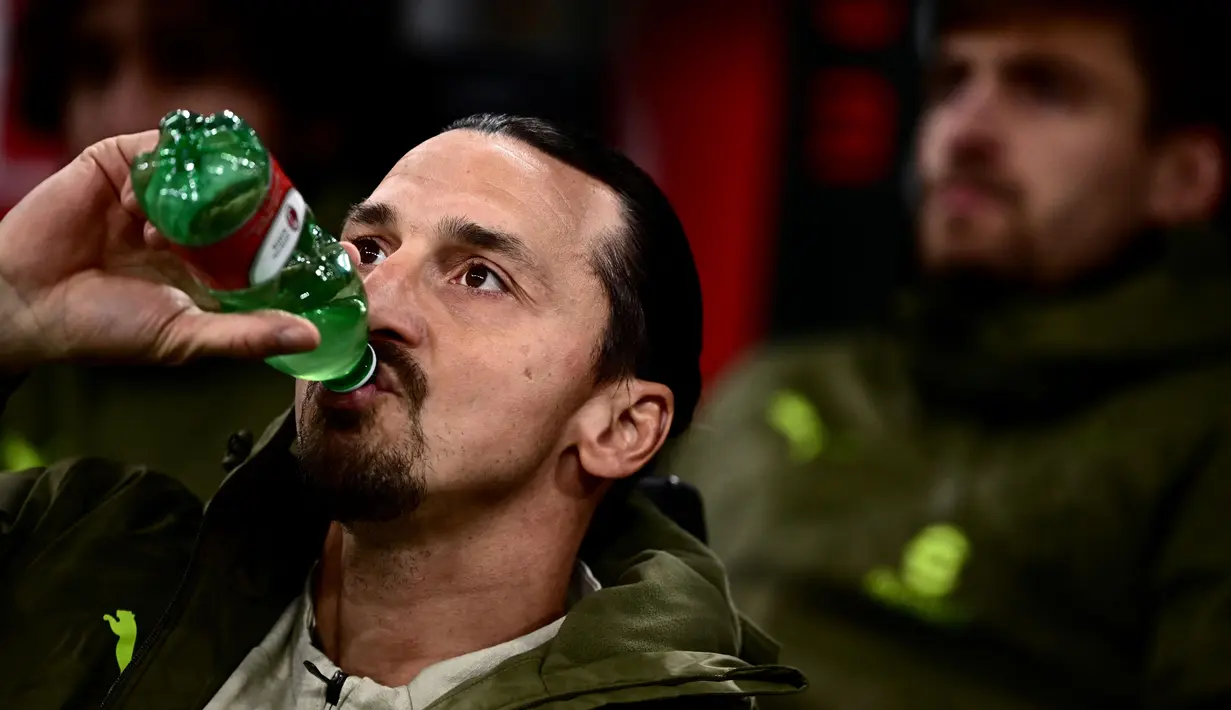 Pemain AC Milan, Zlatan Ibrahimovic saat berada di bangku cadangan dalam pertandingan lanjutan pekan ke-22 Serie A musim 2022/2023 melawan Torino yang berlangsung di San Siro, Milan, Sabtu (11/2/2023) dini hari WIB. (AFP/Marco Bertorello)
