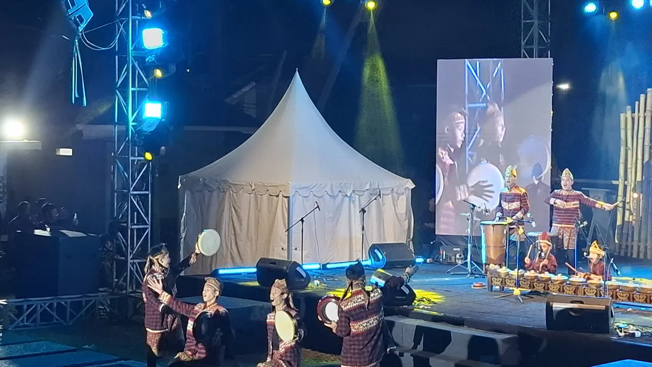 Salah satu pertunjukan seni musik tradisional Lampung yang digelar di acara FMTI 2024 dengan tema Recaka Musik Lampung. Foto : (Liputan6.com/Ardi).