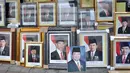 Foto resmi kenegaraan Presiden Joko Widodo atau Jokowi dan Wakil Presiden Jusuf Kalla mulai marak di kawasan Pasar Baru, Jakarta, Senin (25/10/2014). (Liputan6.com/Miftahul Hayat)