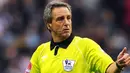 Aksi wasit Alan Wiley saat memimpin laga EPL antara Wigan Athletic dan Manchester City di DW Stadium, Wigan, 18 Oktober 2009. AFP PHOTO/PAUL ELLIS 