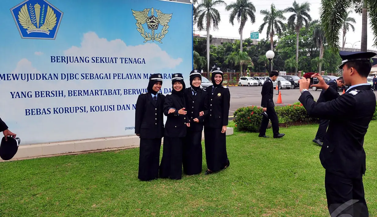 PNS Bea Cukai berfoto bersama usai upacara peringatan Hari Antikorupsi Sedunia, Jakarta, Selasa (9/12/2014). (Liputan6.com/Johan Tallo)