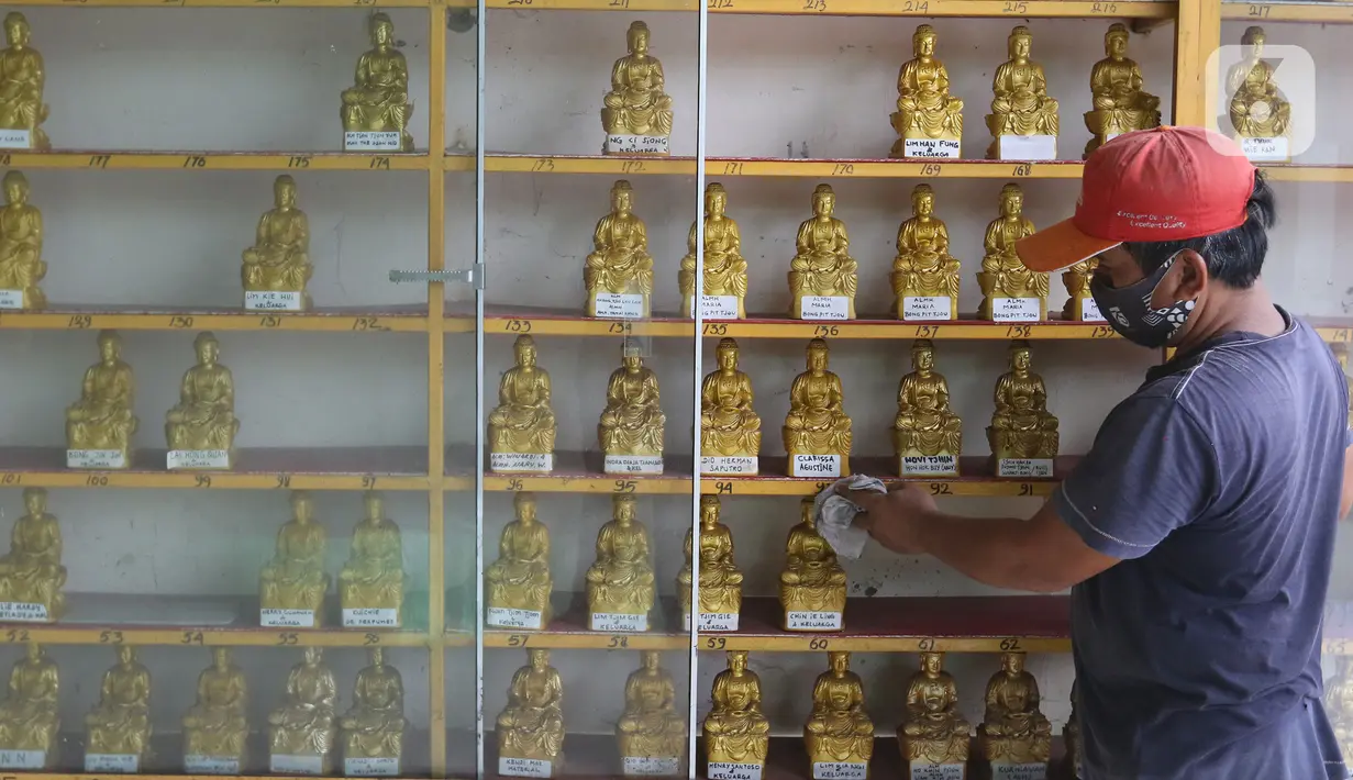 Pekerja membersihkan patung di Vihara Buddha Dharma dan 8 Pho Sat, Desa Tonjong, Tajurhalang, Bogor, Selasa (25/5/2021). Vihara itu mulai dihias dan dibersihkan untuk memberi kenyamanan bagi umat Budha yang akan beribadah saat peringatan Hari Raya Waisak. (Liputan6.com/Herman Zakharia)