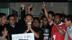 Wakil Ketua KPK, Bambang Widjojanto kembali ke gedung KPK Jakarta, Sabtu dini hari (24/1/2015). Bambang Widjojanto kembali ke gedung KPK Jakarta usai menjalani pemeriksaan di Bareskrim Mabes Polri, Jakarta. (Liputan6.com/Helmi Fithriansyah)