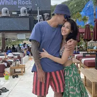 Mieke Amalia selalu tampil romantis dengan sang suami, Tora Sudiro. Mieke mengenakan bralette bergaris hitam putih dipadukan skirt hijau. Credit: Instagram  (@mieke_amalia)