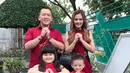 Keluarg Vani Lauw tampak begitu harmonis di berbagai kesempatan. Tak hanya itu ia dan keluarga kecilnya juga kerap tampil kompak dengan baju senada. Seperti kali ini, kompak mengenakan busana serba merah. (Liputan6.com /IG/vanila_79)