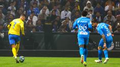 Pemain Al-Nassr, Cristiano Ronaldo, berusaha melewati pemain Al-Hilal pada laga persahabatan di Kingdom Arena, Riyadh, Jumat (9/2/2024). (AFP/Fayez Nureldine)