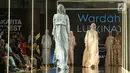 Model membawakan busana rancangan Wardah LUM (INA) x Khanaan saat Jakarta Modest Fashion Week di Gandaria City, Jakarta, Minggu (29/7). Khanaan mengangkat tema 'SABA'. (Liputan6.com/Herman Zakharia)