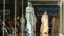 Model membawakan busana rancangan Wardah LUM (INA) x Khanaan saat Jakarta Modest Fashion Week di Gandaria City, Jakarta, Minggu (29/7). Khanaan mengangkat tema 'SABA'. (Liputan6.com/Herman Zakharia)