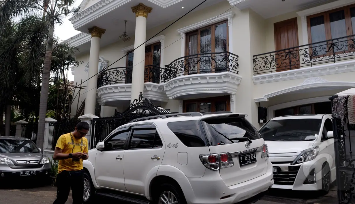 Kediaman pribadi mantan Menteri Agama Suryadharma Ali di Jl Raya Mandala VII No 2, Menteng Dalam Jakarta Selatan, Sabtu (11/04/2015). Semenjak ditahan KPK rumah terlihat sepi. (Liputan6.com/Andrian M Tunay)