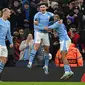 Striker Manchester City Julian Alvarez merayakan golnya ke gawang RB Leipzig dengan rekan setimnya Erling Haaland dan Rico Lewis dalam pertandingan Grup G Liga Champions di Etihad Stadium, Rabu (29/11/2023) dini hari WIB. (Paul ELLIS / AFP)