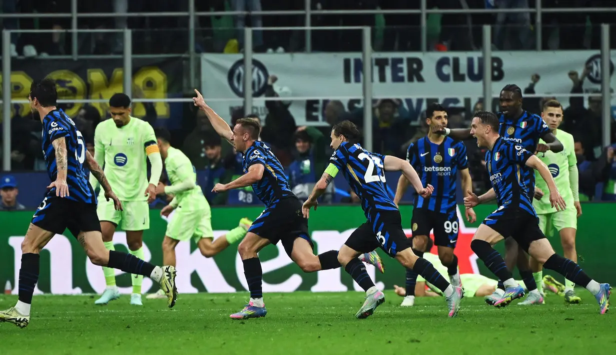 Gelandang Inter Milan asal Italia, Davide Frattesi (ketiga kiri) merayakan gol keempat timnya saat pertandingan sepak bola leg kedua semifinal Liga Champions 2024/2025 melawan FC Barcelona di Stadion San Siro, Milan pada 6 Mei 2025 waktu setempat atau Rabu (7/5/2025) dini hari WIB. (PIERO CRUCIATTI/AFP)Inter Milan sukses melaju ke final Liga Champions 2024/2025 usai mengalahkan Barcelona dengan skor 4-3 (agregat 7-6). (Marco BERTORELLO/AFP)