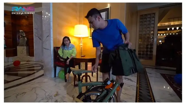 Pakai Brompton, Ini 10 Potret Nagita Slavina Belajar Naik Sepeda di Hotel
