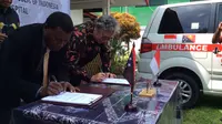 Konsulat RI di Vanimo, Elmar Lubis menandatangani penyerahan dua mobil ambulans dengan Deputy Gubernur West Sepik, John Noss. (foto : Liputan6.com / katharina djanur)