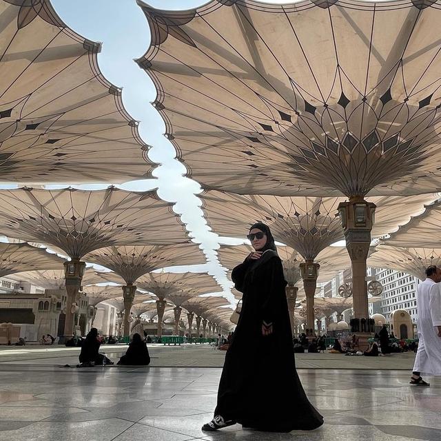 Gaya Shandy Purnamasari saat Pakai Kacamata