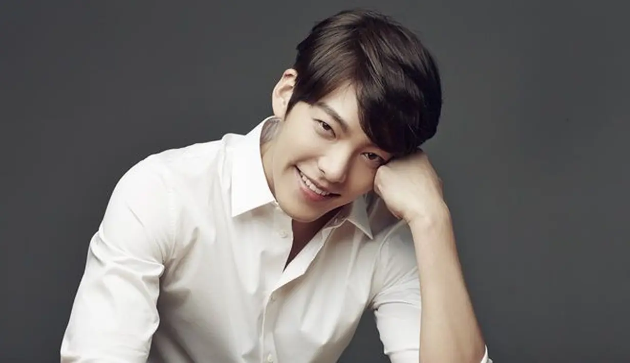 sudah satu tahun sejak Kim Woo Bin mengumumkan kepada publik jika dirinya menderita melawan kanker nasofaring. Sampai saat ini, ia masih belum bisa beraktivitas di dunia hiburan Korea Selatan. (Foto: soompi.com)