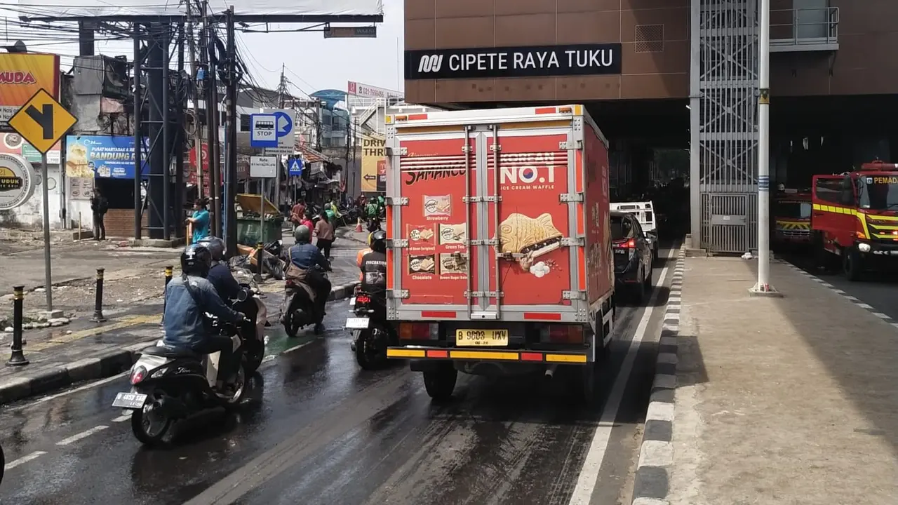 Jalan RS Fatmawati Raya, Gandaria Selatan, Cilandak, Jaksel, telah dibuka, Senin (8/9/2025) pasca ditutup lantaran adanya kebakaran yang menghanguskan belasan kios foodcourt di kawasan tersebut.