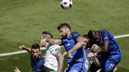 Pemain Prancis dan Republik Irlandia berebut bola pada babak 16 besar Piala Eropa 2016 di Stade de Lyon, Lyon, Minggu (26/6/2016). (EPA/Mast Irham)