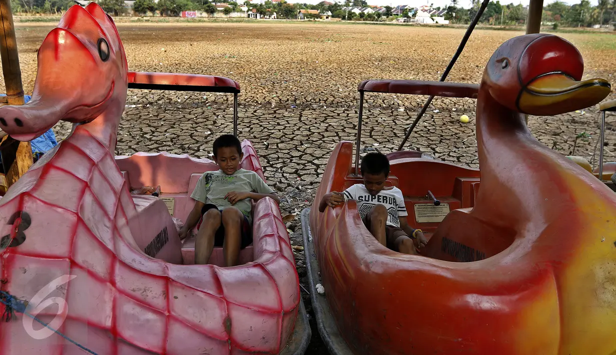 Permainan wisata air perahu bebek terpaksa berhenti beroperasi karena Situ Cilodong mengalami kekeringan, Depok, Rabu (30/9/2015). ). Situ Cilodong terlihat seperti lapangan kering disertai tanah retak.(Liputan6.com/Yoppy Renato)