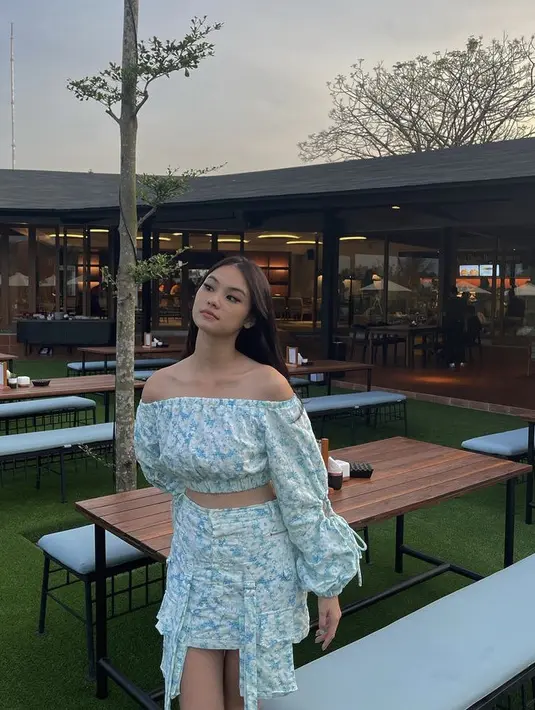 Perempuan kelahiran 1994 inu tampil mengenakan atasan off shoulder lengan panjang dengan motif bunga dan warna biru serasi dengan mini skirtnya. Credit: @gegeelisa94