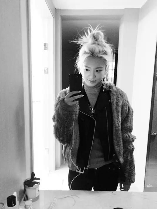 Tidak hanya soal menyanyi, Hyoyeon juga merasakan perbedaan saat melakukan promosi. Ia mengaku jika dulu dirinya berusaha untuk menjaga penampilan saat melakukan promo bersama SNSD. (Foto: instagram.com/watasiwahyo)