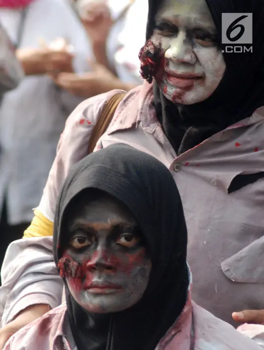Penyandang disabilitas berkostum zombie melakukan aksi teatrikal dalam Festival Bebas Batas 2018 di CFD Jakarta, Minggu (14/10). Festival ini mengedukasi publik bahwa para disabilitas memiliki peranan sama dalam masyarakat. (Merdeka.com/Iqbal Nugroho)