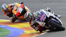 Jorge Lorenzo bersaing dengan Dani Pedrosa dalam GP Valencia di Sirkuit Ricardo Tormo, Valencia, (11/11/2012). Jorge Lorenzo menjadi juara dunia MotoGP 2012. (AFP Photo/Javier Soriano)