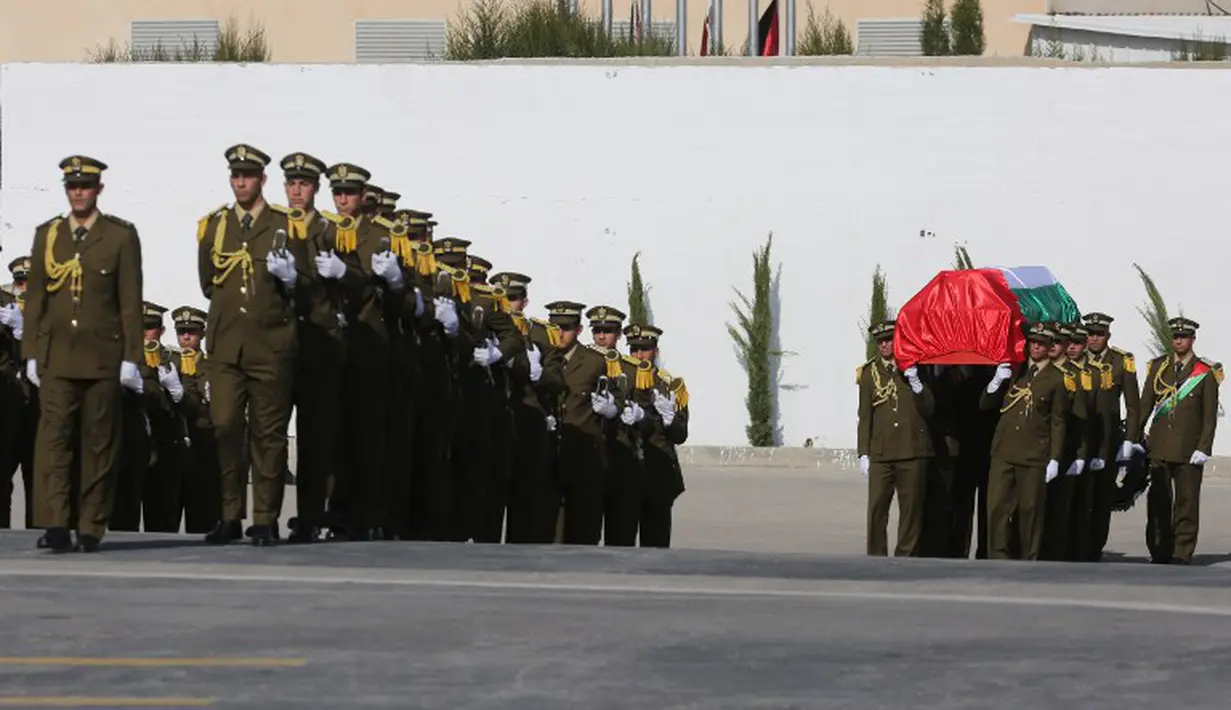 Para prajurit mengiringi peti jenazah dari Menteri Palestina, Ziad Abu Ein, Kamis (11/12/2014). (AFP PHOTO/Abbas Momani)