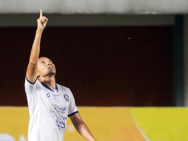 Gol tunggal Dendi Santoso di menit 17 tak sanggup dibalas Persib. Kemenangan ini membawa Arema naik ke posisi runner-up klasemen sementara dengan koleksi 29 poin. Sementara Persib Bandung melorot ke urutan ketiga dengan 28 poin. (Bola.com/Bagaskara Lazuardi)