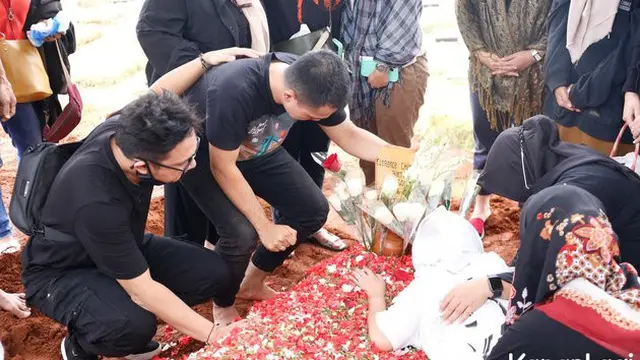 7 Potret Pemakaman Clerence Chyntia, Tangis Rio Alief Pecah
