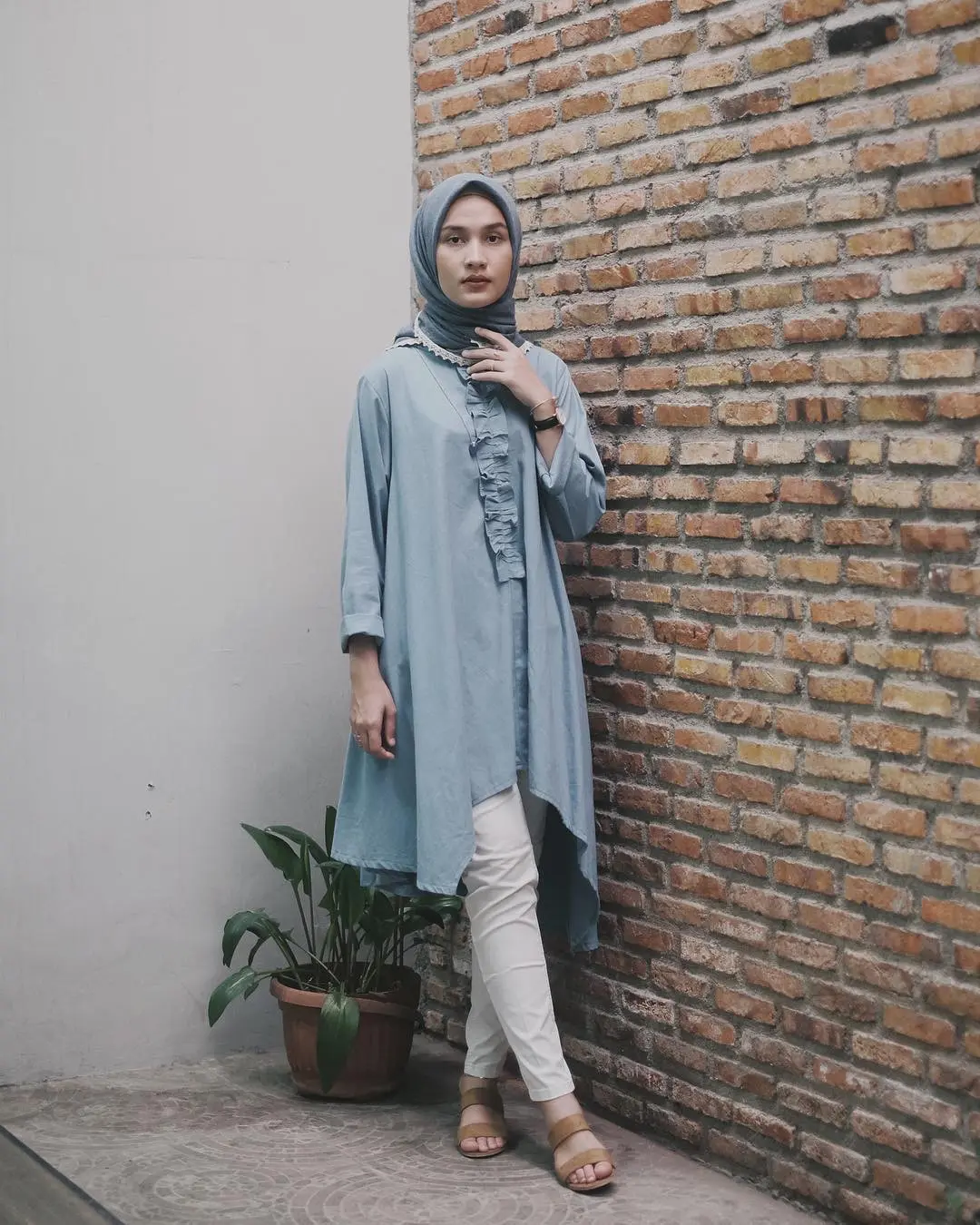 Mix and match busana hijab yang unik dan simple. (sumber foto: @dwihandaanda/instagram)