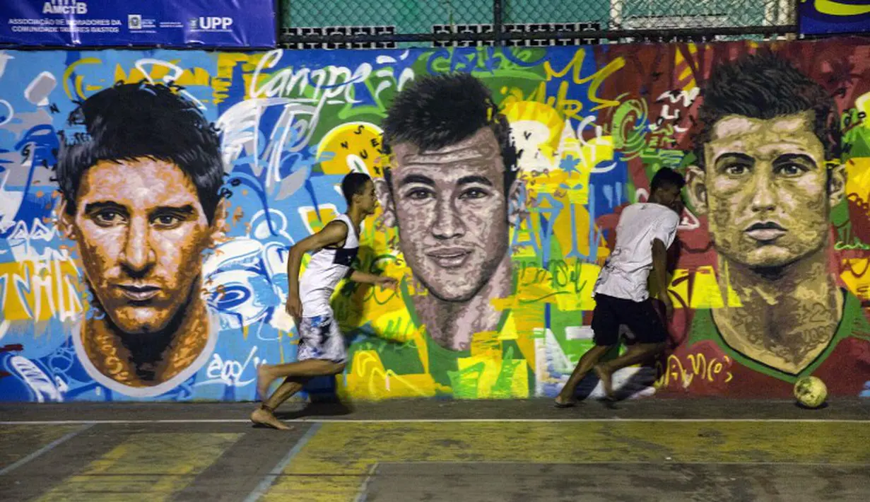 Mural di kota Rio de Janeiro, Brasil ini menggambarkan tiga bintang utama sepakbola dunia yang menjadi nomine FIFA Ballon d'Or 2015, Lionel Messi, Neymar, dan Cristiano Ronaldo. (AFP Photo/Yasuyoshi Chiba)
