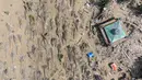 Foto udara yang diambil menggunakan drone menunjukkan pohon-pohon kelapa sawit yang tumbang akibat banjir bandang di desa Sekumur, Aceh Tamiang, Senin, 29 Desember 2025. Musibah banjir bandang yang melanda wilayah Aceh Tamiang pada 26 November 2025 lalu menyisakan pemandangan pilu di Desa Sekumur, Kecamatan Sekerak. (AP Photo/Binsar Bakkara)