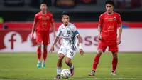 Pemain Borneo FC, Muhammad Sihran saat menghadapi Persija Jakarta pada laga pekan ke-7 BRI Liga 1 2023/2024 di Stadion Patriot Candrabhaga, Bekasi, Rabu (9/8/2023). (Bola.com/Bagaskara Lazuardi)