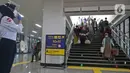 Aktivitas penumpang KRL Commuter Line di Stasiun Manggarai, Jakarta, Minggu (26/9/2021). Jalur layang (elevated track) KRL Bogor Line di Stasiun Manggarai yang terdiri dari empat peron bagi penumpang kereta relasi tujuan Jakarta-Bogor. (Liputan6.com/Herman Zakharia)