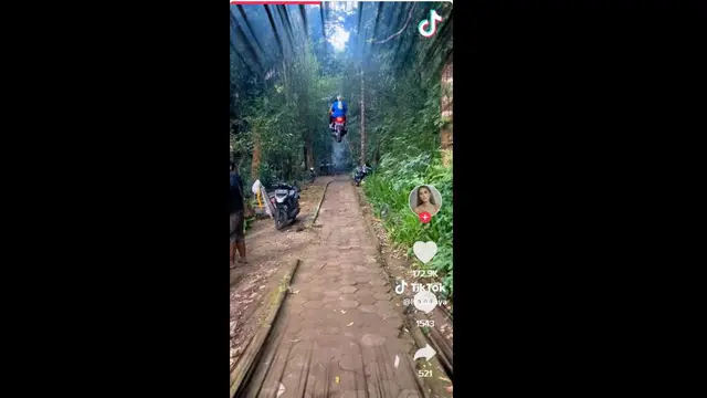 Melihat Aksi Luna Maya Mengendarai Motor Yamaha Aerox, Sempat Terbang (TikTok/@lunamaya)