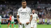 Pemain Real Madrid Kylian Mbappe melakukan selebrasi usai mencetak gol ke gawang Real Betis pada laga Liga Spanyol 2024/2025 di Santiago Bernabeu, Madrid, Spanyol, Senin (09/02/2024) WIB. (AFP/Thomas Coex)
