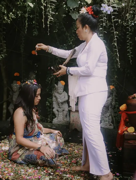 Melalui unggahan di media sosial, ia juga mengungkapkan pengalaman yang mengesankan ikut dalam upacara pembersihan pikiran serta jiwa melalui adat Hindu. Meski begitu, ia menuturkan tetap dibebaskan untuk memanjatkan doa sesuai dengan kepercayaannya sendiri. (Liputan6.com/IG/@abigailcantika)