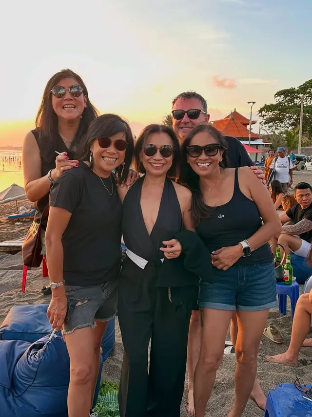 Gaya Risa Dewi Ibunda Alyssa Daguise Liburan di Bali