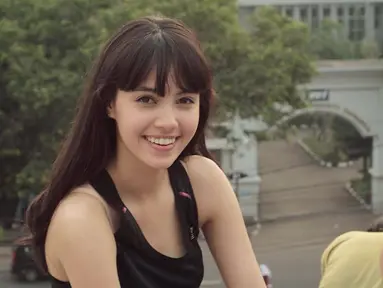 Anggika Bolsterli, aktris cantik keturunan Indonesia-Swiss ini selalu mencuri perhatian penampilannya. Apalagi saat Anggika tampil dengan rambut berponi. Dengan rambut poni, Anggika terlihat begitu manis menggemaskan. (Liputan6.com/IG/@anggikabolsterli)