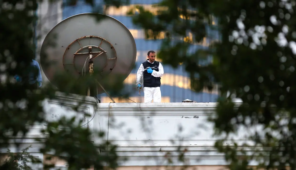 Tim forensik Turki mencari barang bukti hilangnya jurnalis Arab Saudi Jamal Khashoggi di atap kediaman Konsulat Jenderal Saudi Mohammed al-Otaibi di Istanbul, Rabu (17/10). Al-Otaibi pergi ke Riyadh sebelum kediamannya digeledah. (AP Photo/Emrah Gurel)