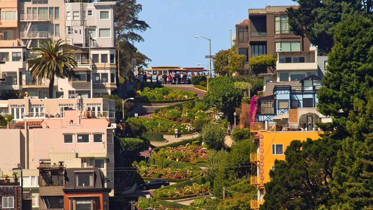 Jalanan indah di Lombard St, San Francisco (dok. Unsplash.com/Adhita Diansyavira)