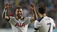 Pemain Tottenham Hotspur, Kyle Walker (kiri) merayakan gol bersama rekannya Son Heung-min saat melawan Kitchee Sports Club di Hong Kong, (26/5/2017). Tottenham menang 4-1. (AP/Kin Cheung)